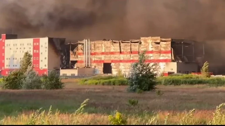 Пошкоджений склад GoodWine після ракетного удару в Києві з димом та руйнуваннями будівлі