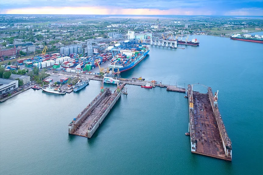 Аерофотознімок порту з контейнеровозом CMA CGM, кранами, контейнерами та двома сухими доками