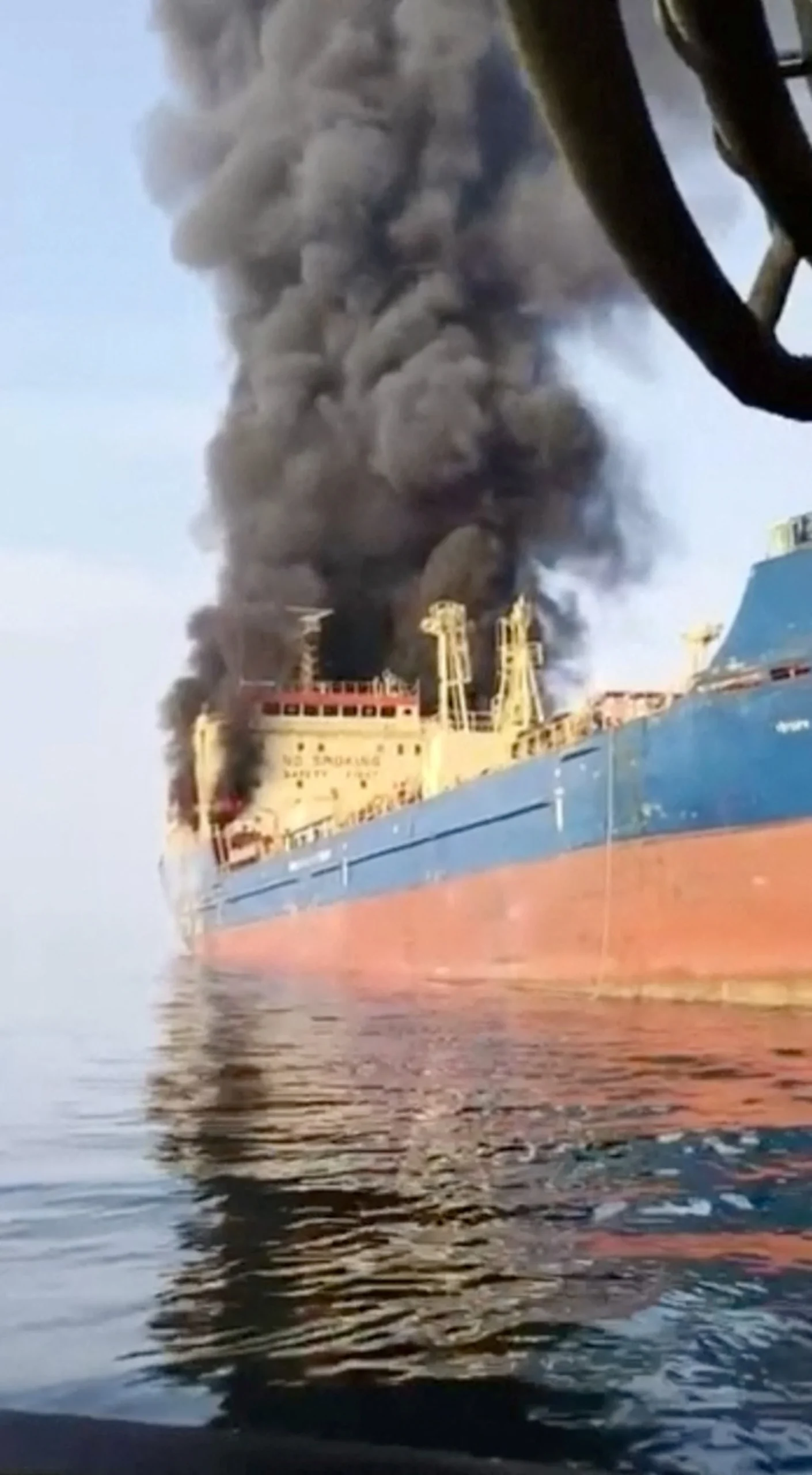 Танкер з густим чорним димом над морем біля берегів Оману