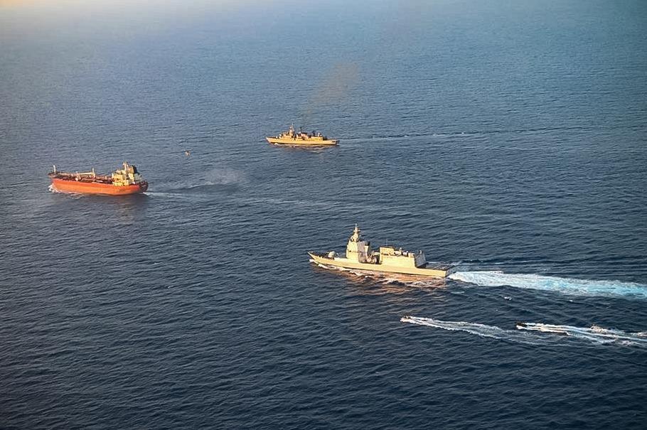 Итальянские военные во время осмотра танкера теневого флота