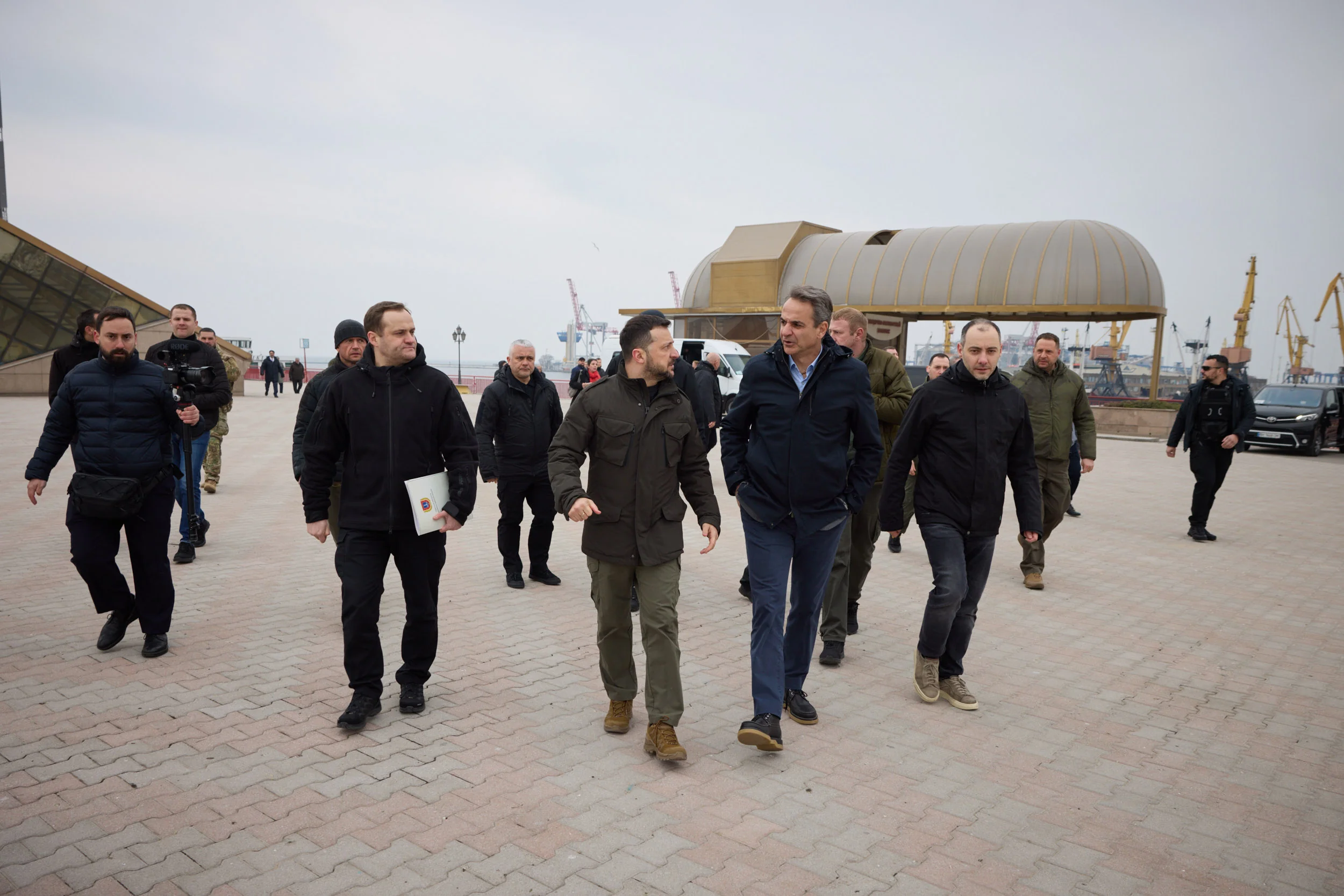 Зеленський і Міцотакіс йдуть портом у супроводі охорони та журналістів