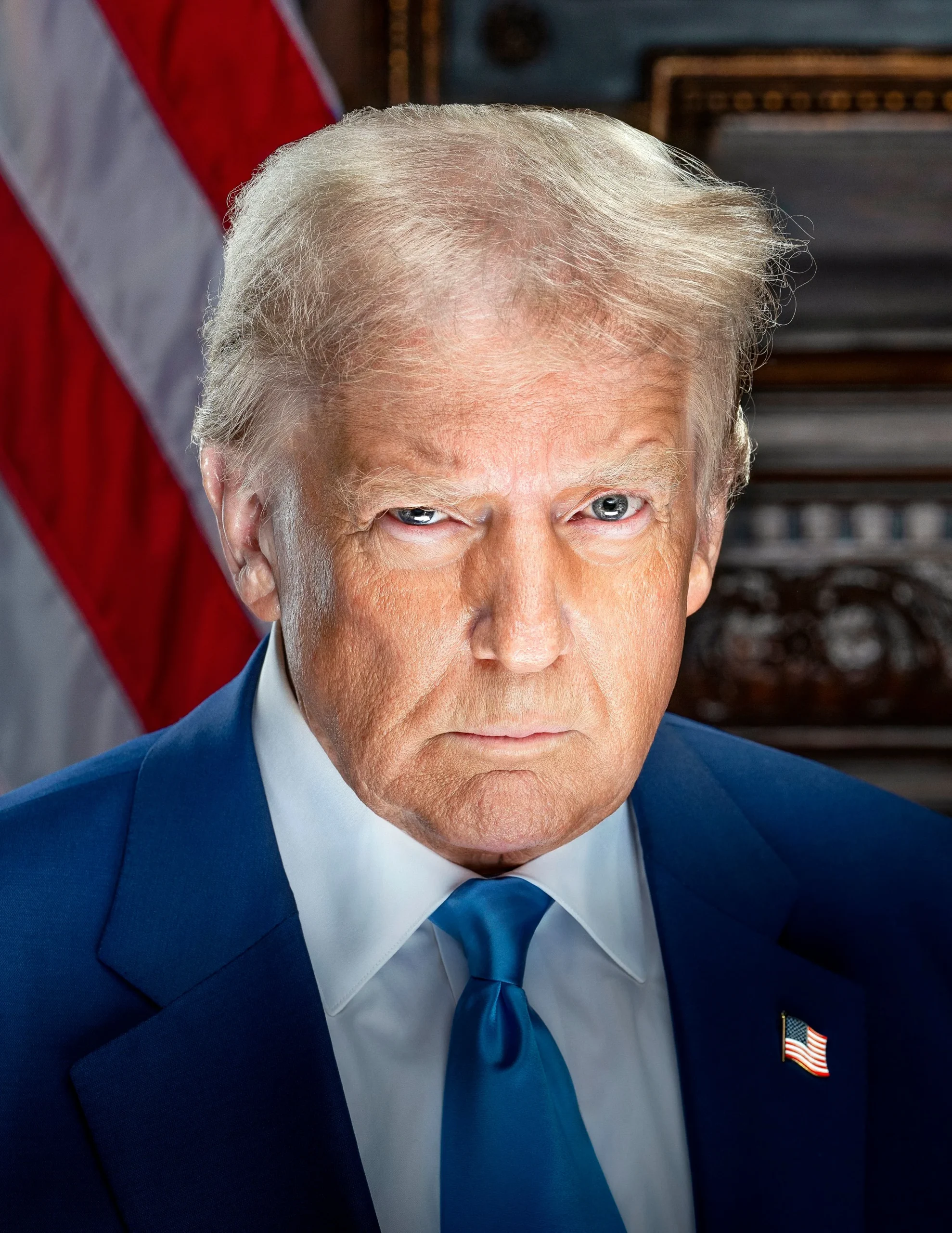 Портрет Дональда Трампа в синем костюме на фоне американского флага