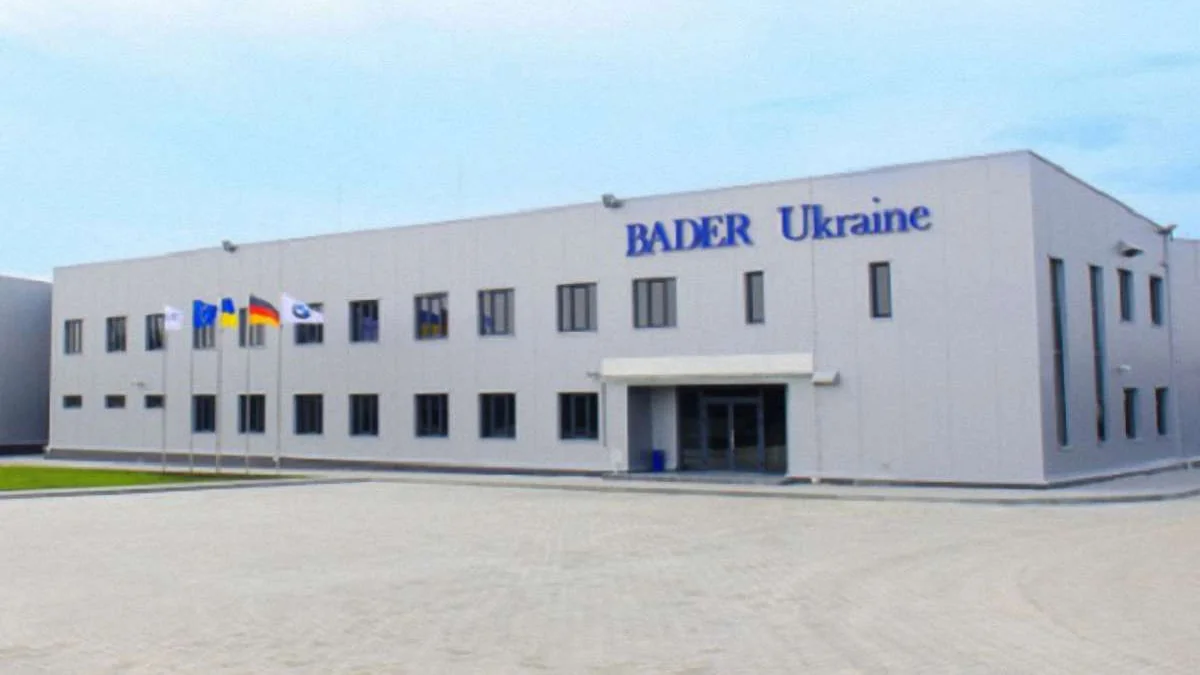 Сучасна сіра будівля BADER Ukraine з прапорами ЄС України та Німеччини
